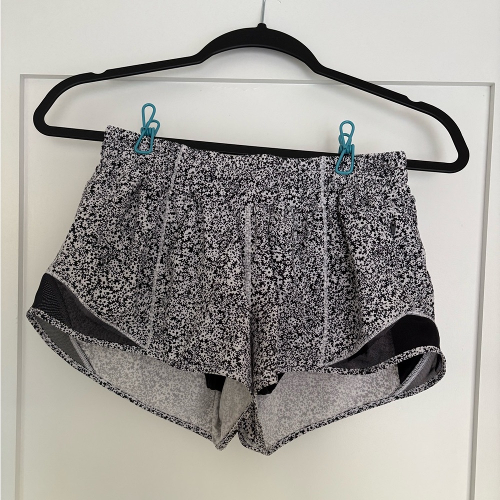 Lululemon Hotty Hot Short Low Rise 2.5” - Black/White Floral Pattern